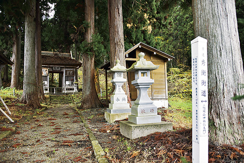 旭岡山神社参道に立つ秀衡街道の標柱