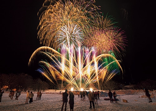 夜空を彩る冬花火