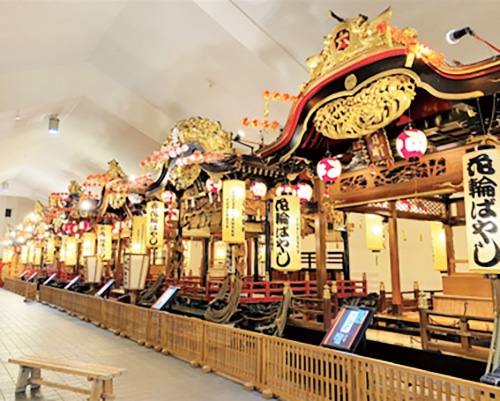 「祭り展示館」に並ぶ山車