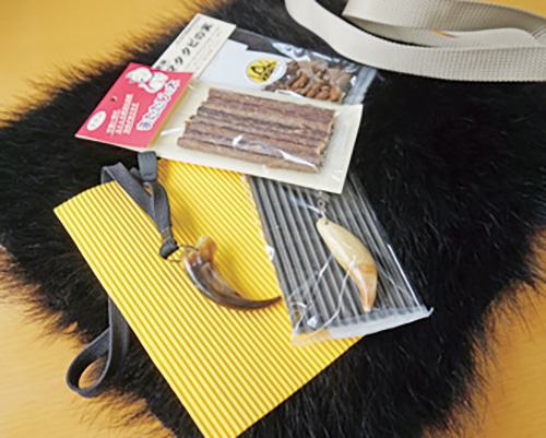 熊の爪や鹿の角などのお土産品
