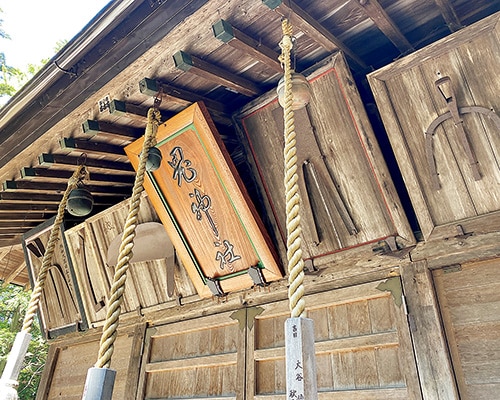 神社に奉納されている巨大な鉄製農具