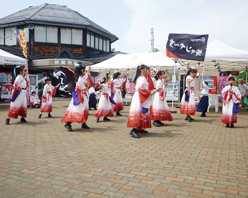 イベント会場での踊りの披露
