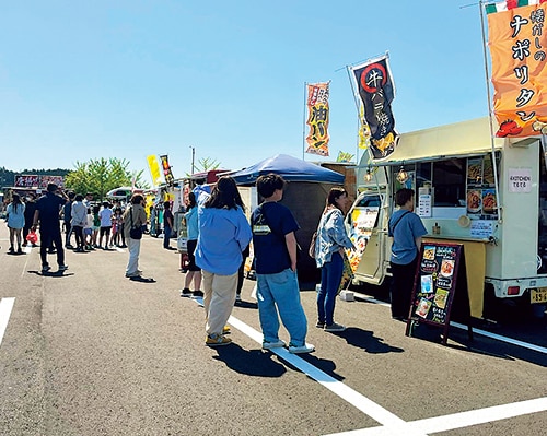 キッチンカーが並ぶ会場の様子