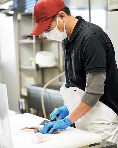 魚をさばく様子