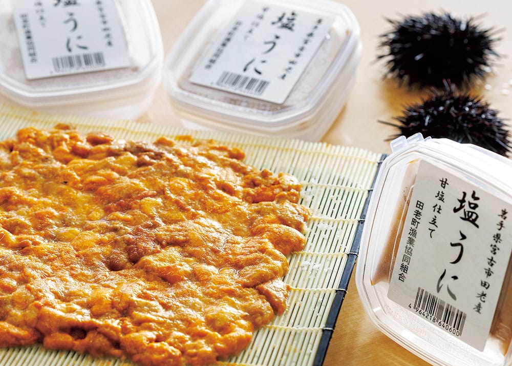 巻きすにのせたウニ