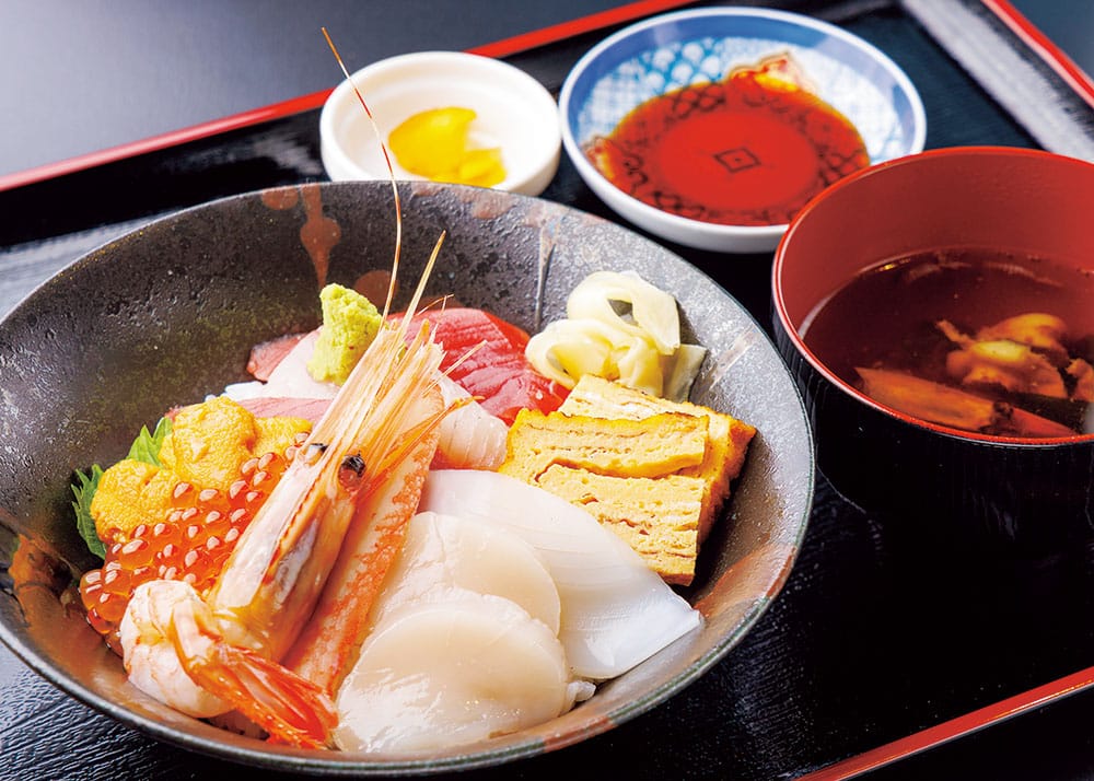 エビ、ウニ、イクラ、ホタテなどがのった「海鮮丼」