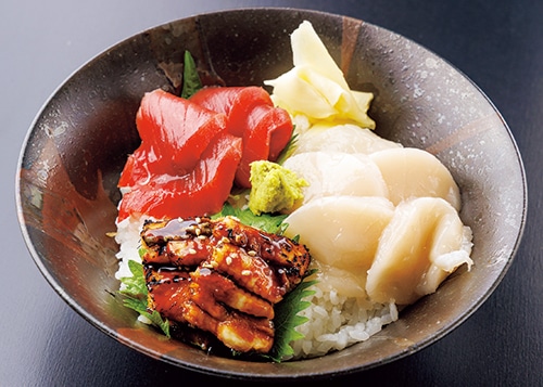 アナゴ、マグロ、ホタテを盛り付けた「ホタテ三食丼」