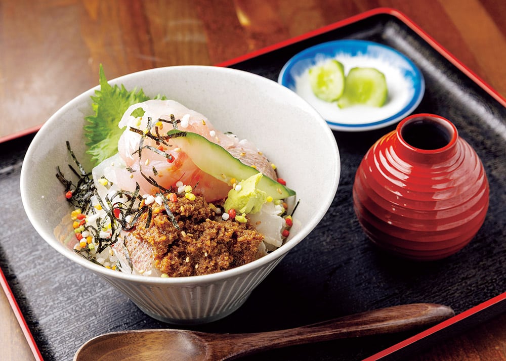 色鮮やかなあられがのった「鯛茶漬け」