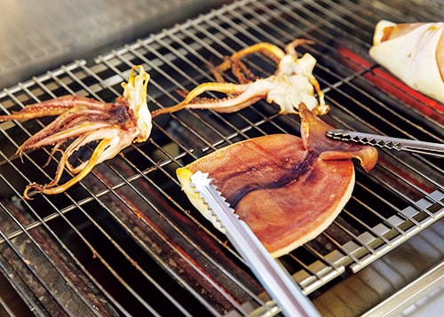 直火で焼く「イカ焼き」
