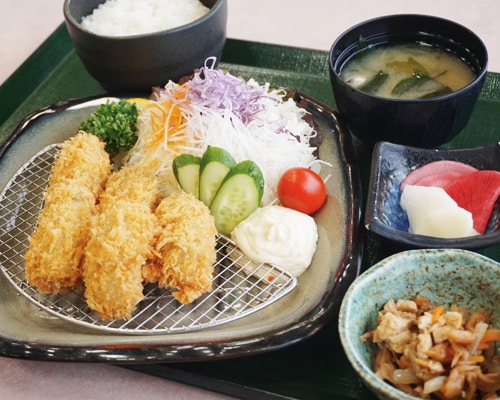 大きなカキを使用した「カキフライ定食」