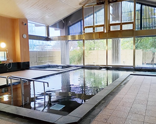 外の景色が見られる浴室