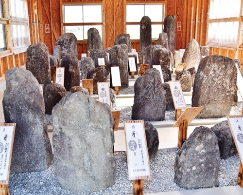 板碑が並ぶ建屋の中