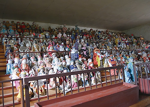 地蔵がたくさん並ぶ地蔵堂の内部