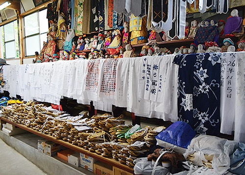 奉納されたワラジや着物