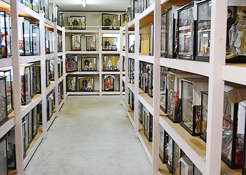 ケース入りの花嫁・花婿の人形が整然と並ぶ室内