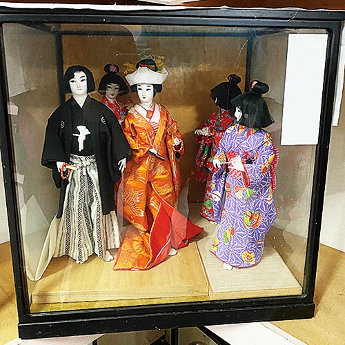 夫婦の人形と子どもの人形が配置されたケース