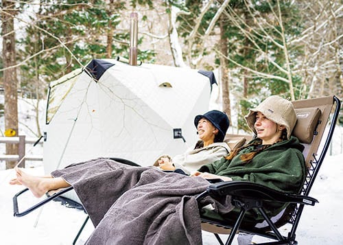 雪のなかで休憩をとる様子