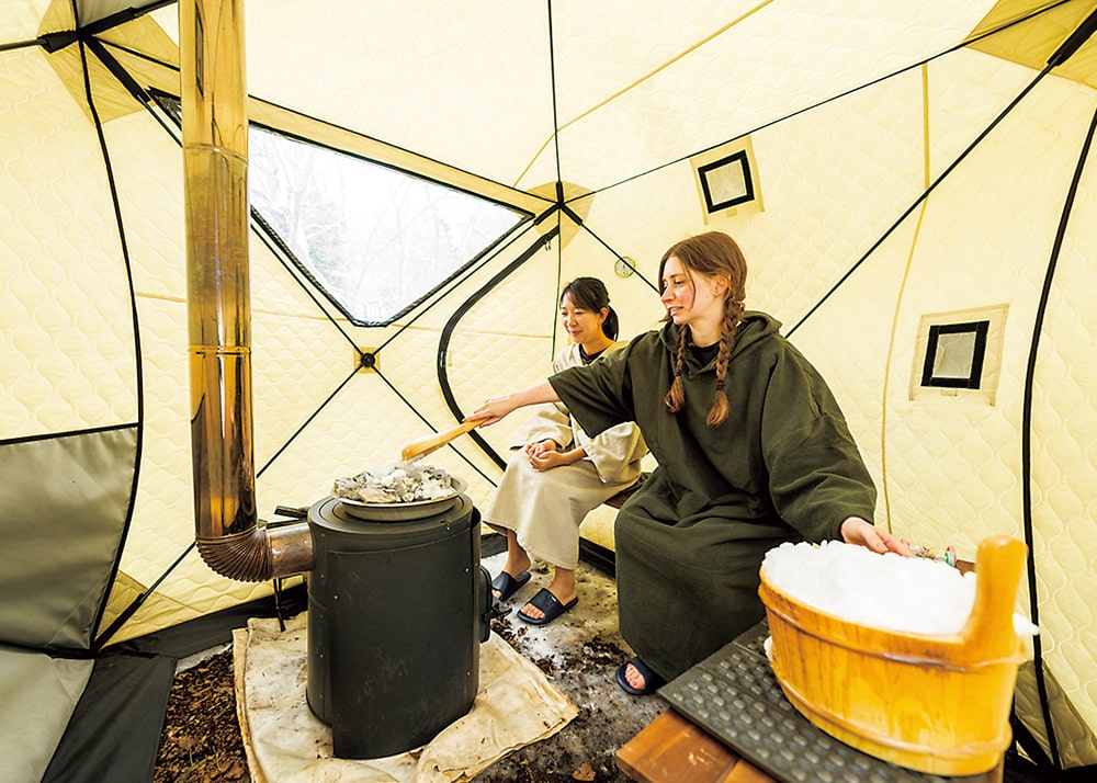 テントの中での食事の様子