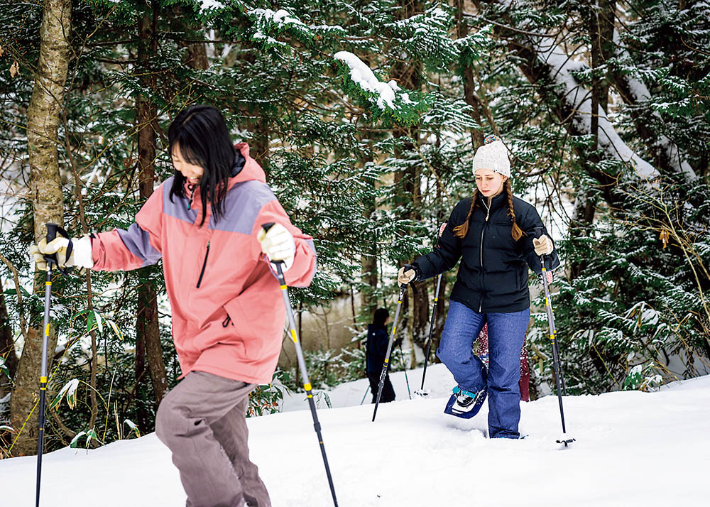 スノーシューで雪の山中を歩く様子