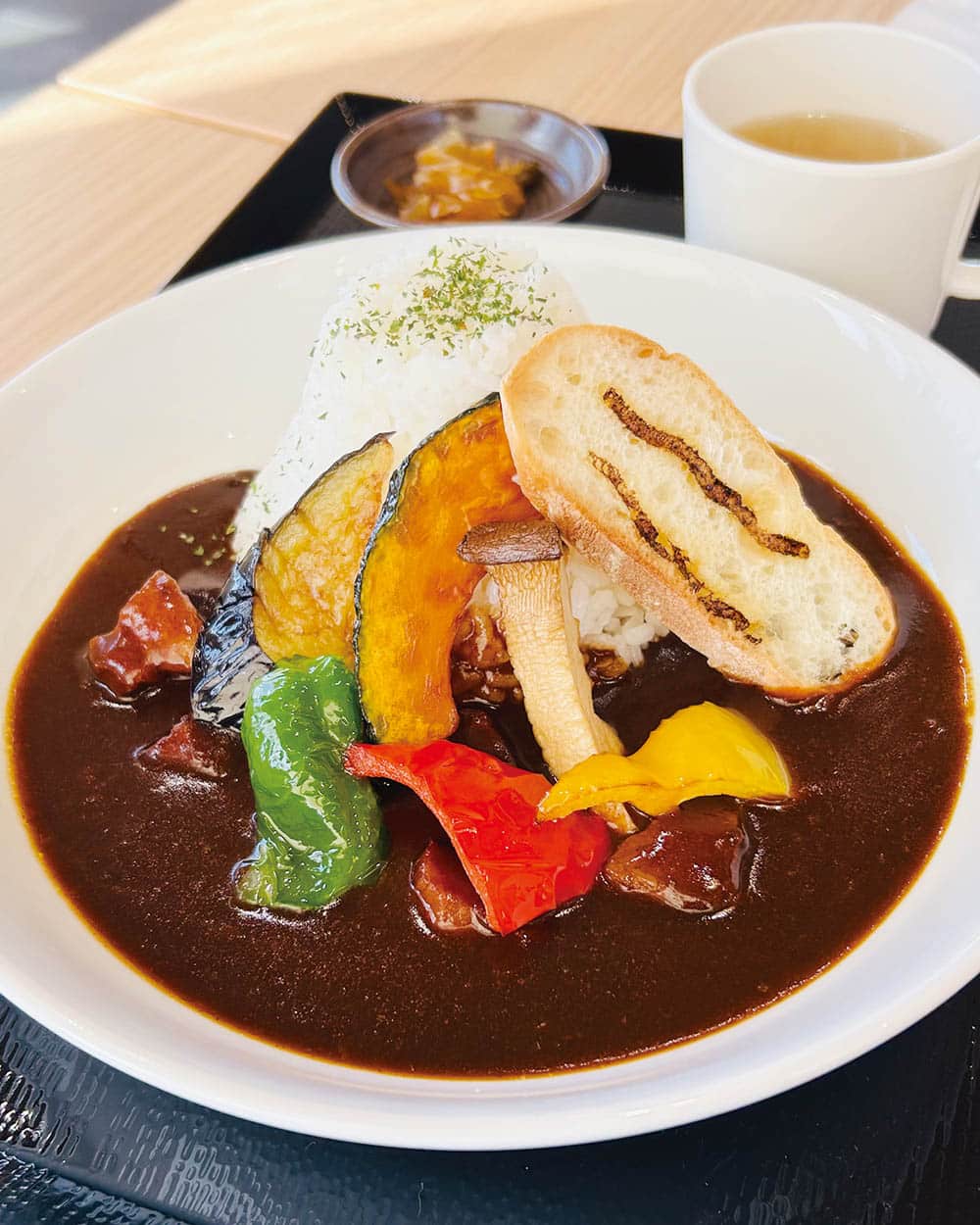 色鮮やかな野菜がきれいに盛りつけられた「啄木カレー」