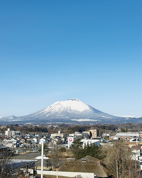 晴天のもと雄大な姿を見せる岩手山
