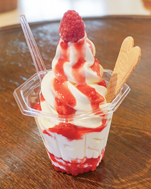 ハートのウエハースがついた「きいちごサンデー」