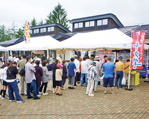 「じまんこ広場」で行列をつくる買い物客