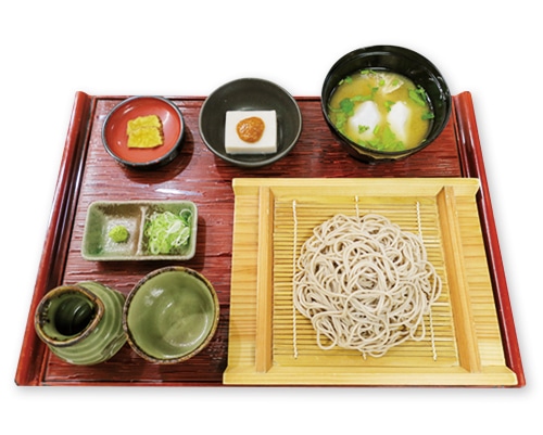 ざる蕎麦に豆腐などがついた「満足セット」