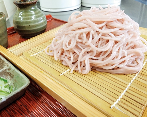 ピンク色の「桜そば」