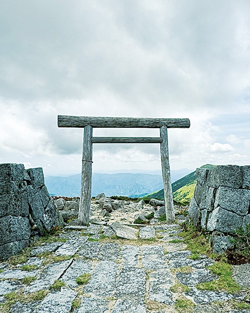 山頂にある鳥居