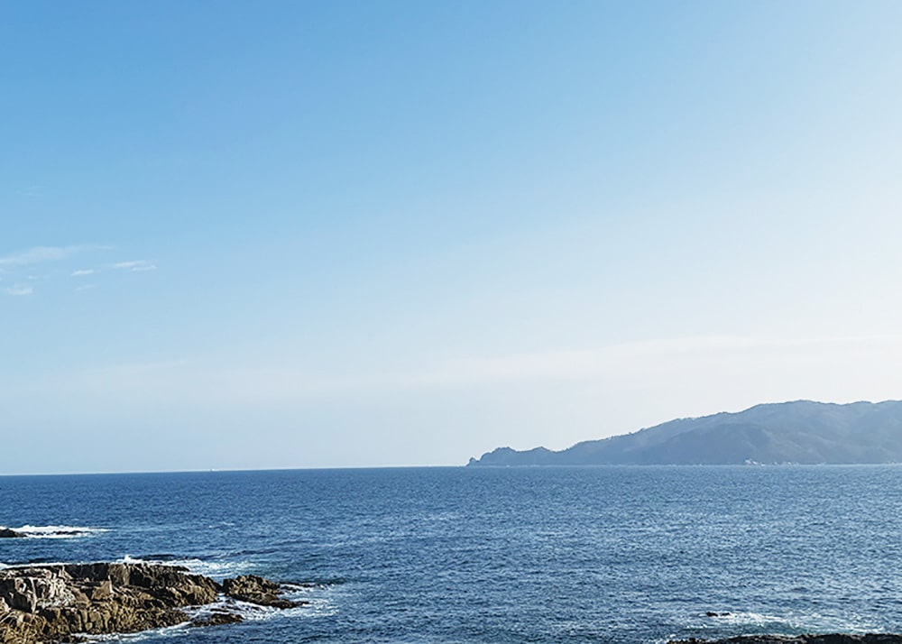 海の向こうに見える「首先」