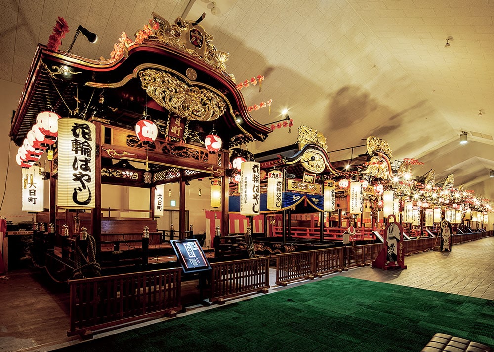 「祭り展示館」に並ぶ豪華な屋台