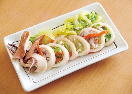 皿に盛りつけた「イカ寿し」
