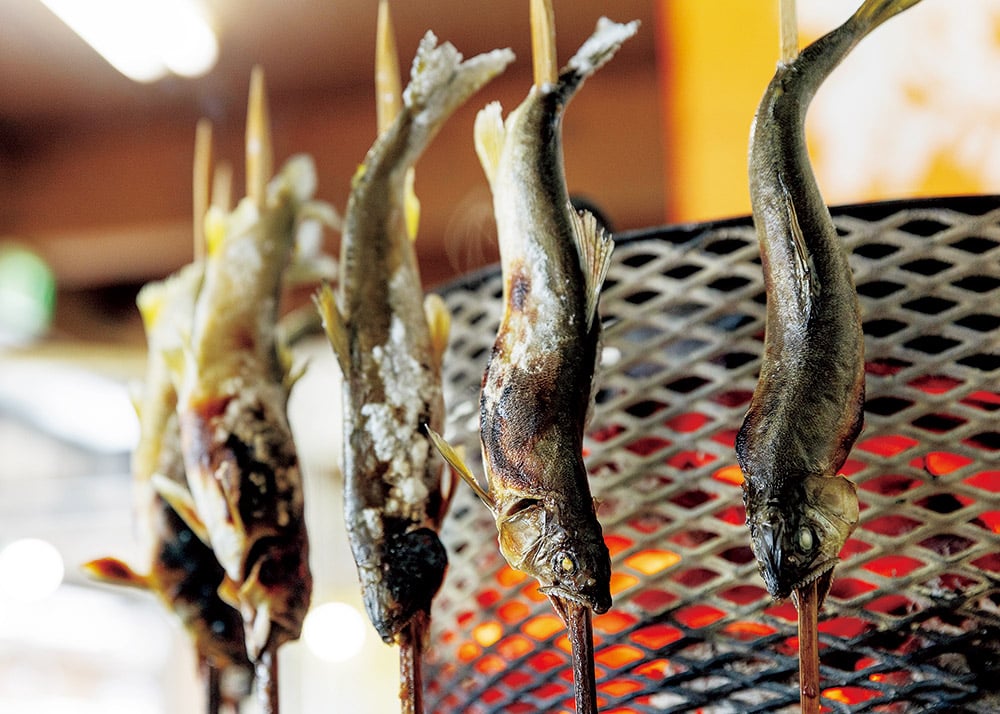 鮎を炭火で塩焼きする様子