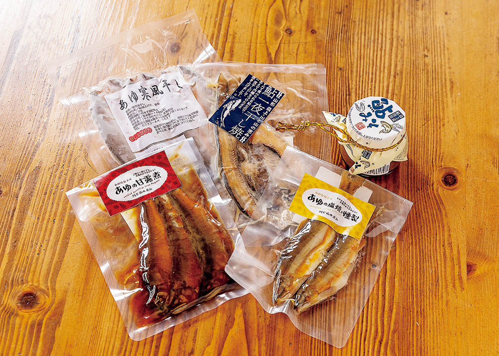 「鮎みその瓶詰め」や「あゆの甘露煮」のレトルトパックなど加工品の数々