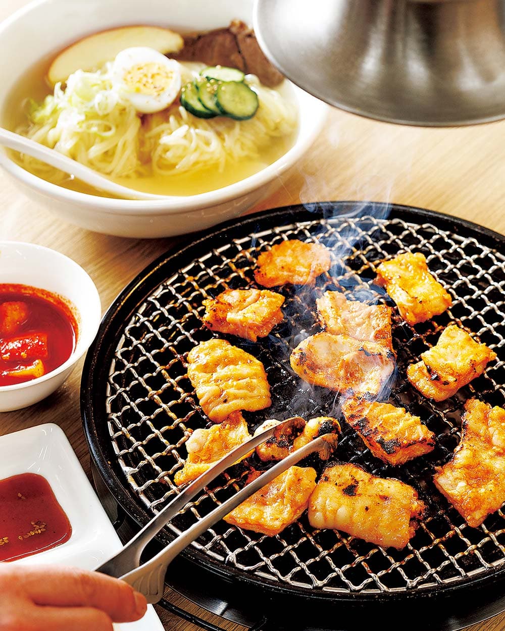ささまホルモン網で焼く様子