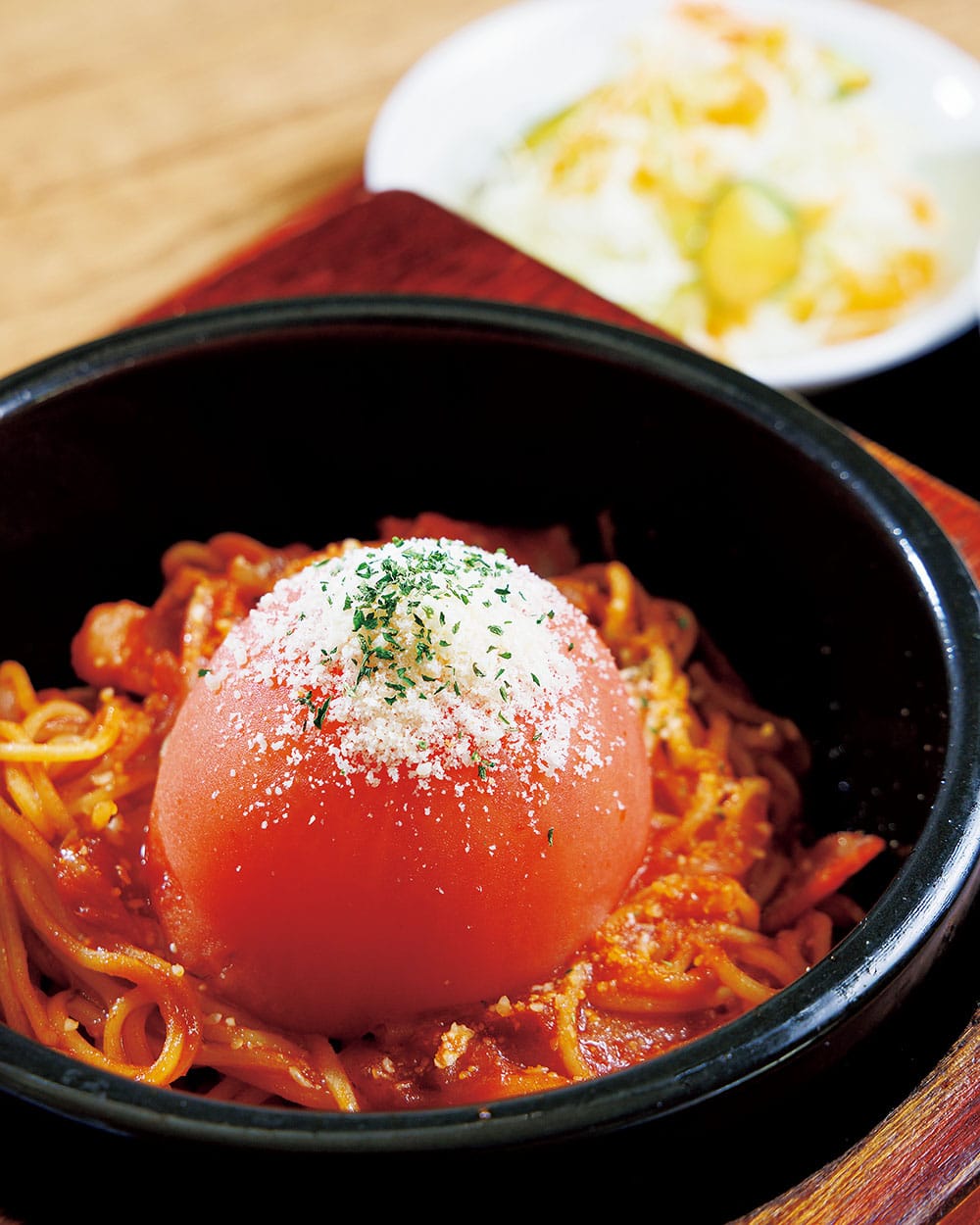 パスタの上にトマトが丸ごとひとつのった「石焼丸ごとトマトパスタ」