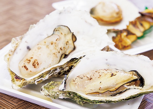 殻つきで供される「蒸し焼き牡蠣」