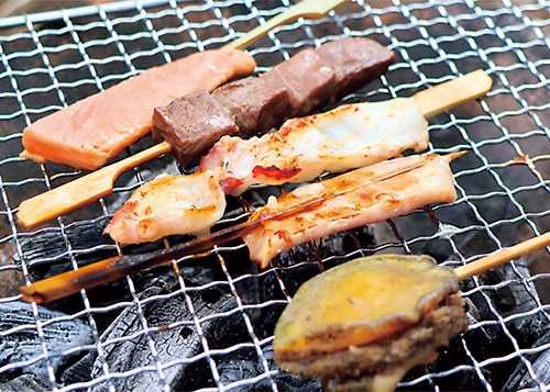 炭火で焼いているアワビやイカ