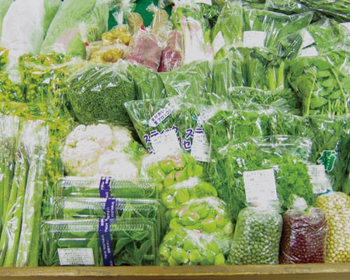 売り場に並ぶ、アスパラやカリフラワー、豆類などの農産物
