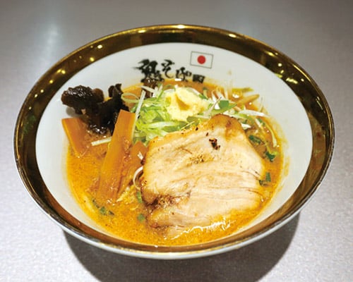 大きなチャーシューがのった味噌ラーメン