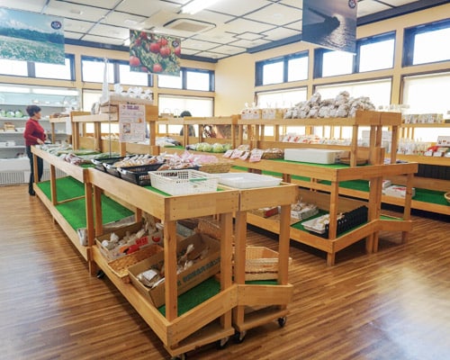木製の什器が並ぶ産直の店内
