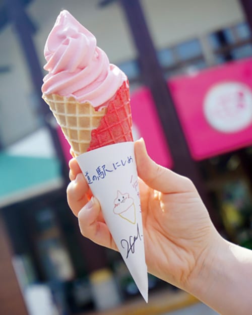 ピンク色のワッフルコーンとクリームが特徴のソフト