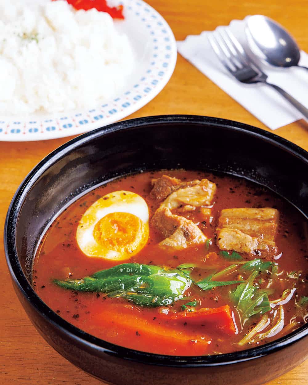 肉や野菜など大きな具材が浮かぶスープカレー