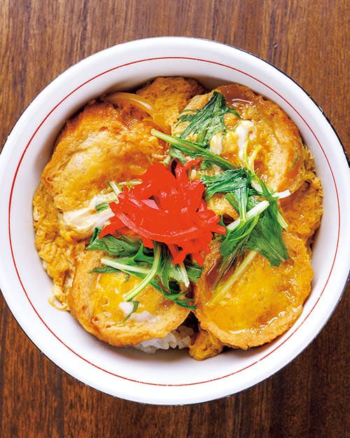 卵でとじた油麩、水菜がのった「油麩丼」