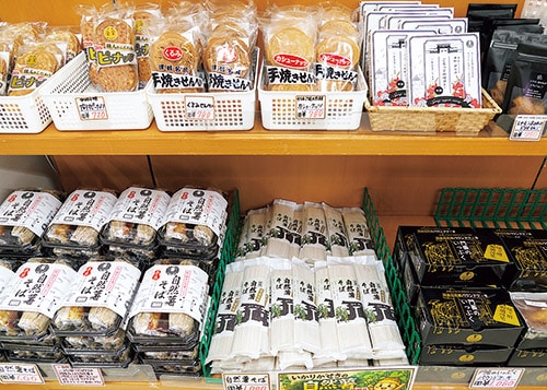 せんべいや蕎麦などの加工品が並ぶ棚