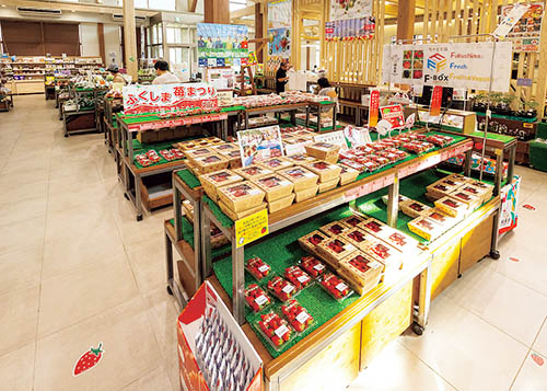 たくさんのイチゴが並ぶ直売所の売り場