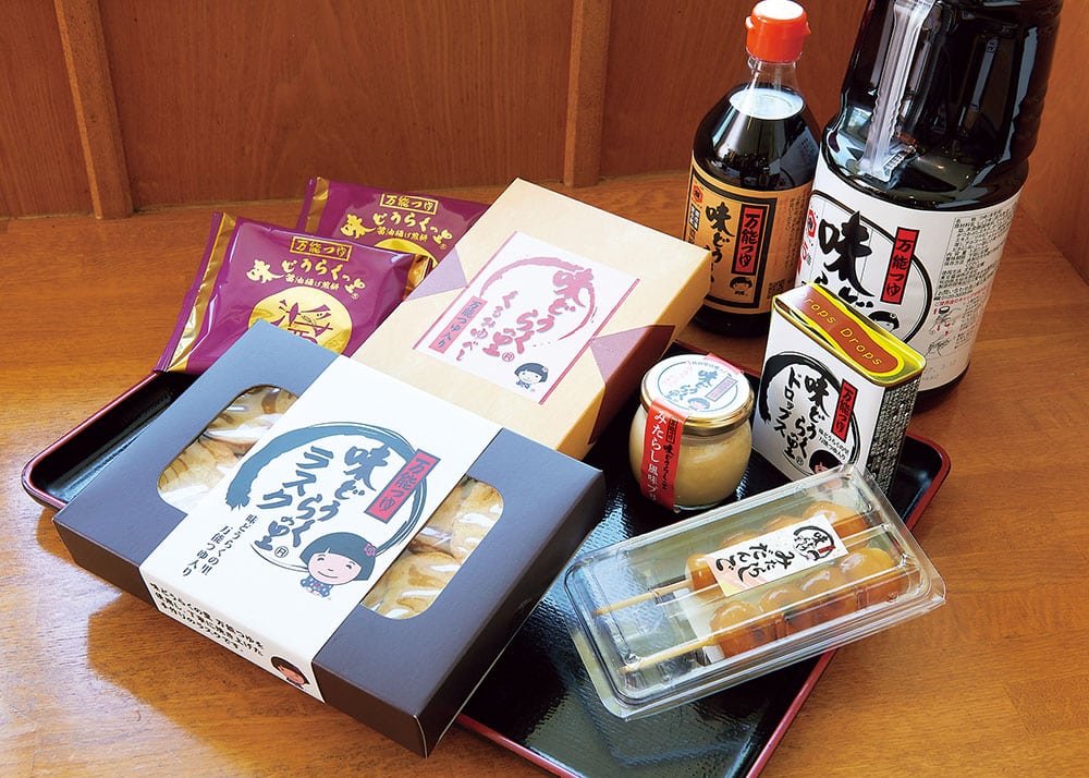 お盆にのせた味どうらくの里コラボ商品の数々