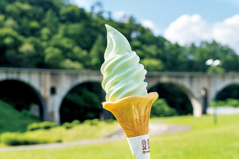 めがね橋をバックにした「わさびソフトクリーム」