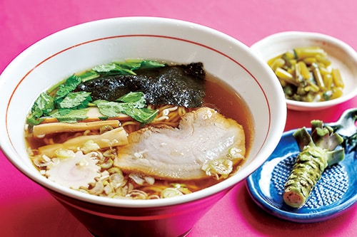 根わさびが添えられた「わさびラーメン」